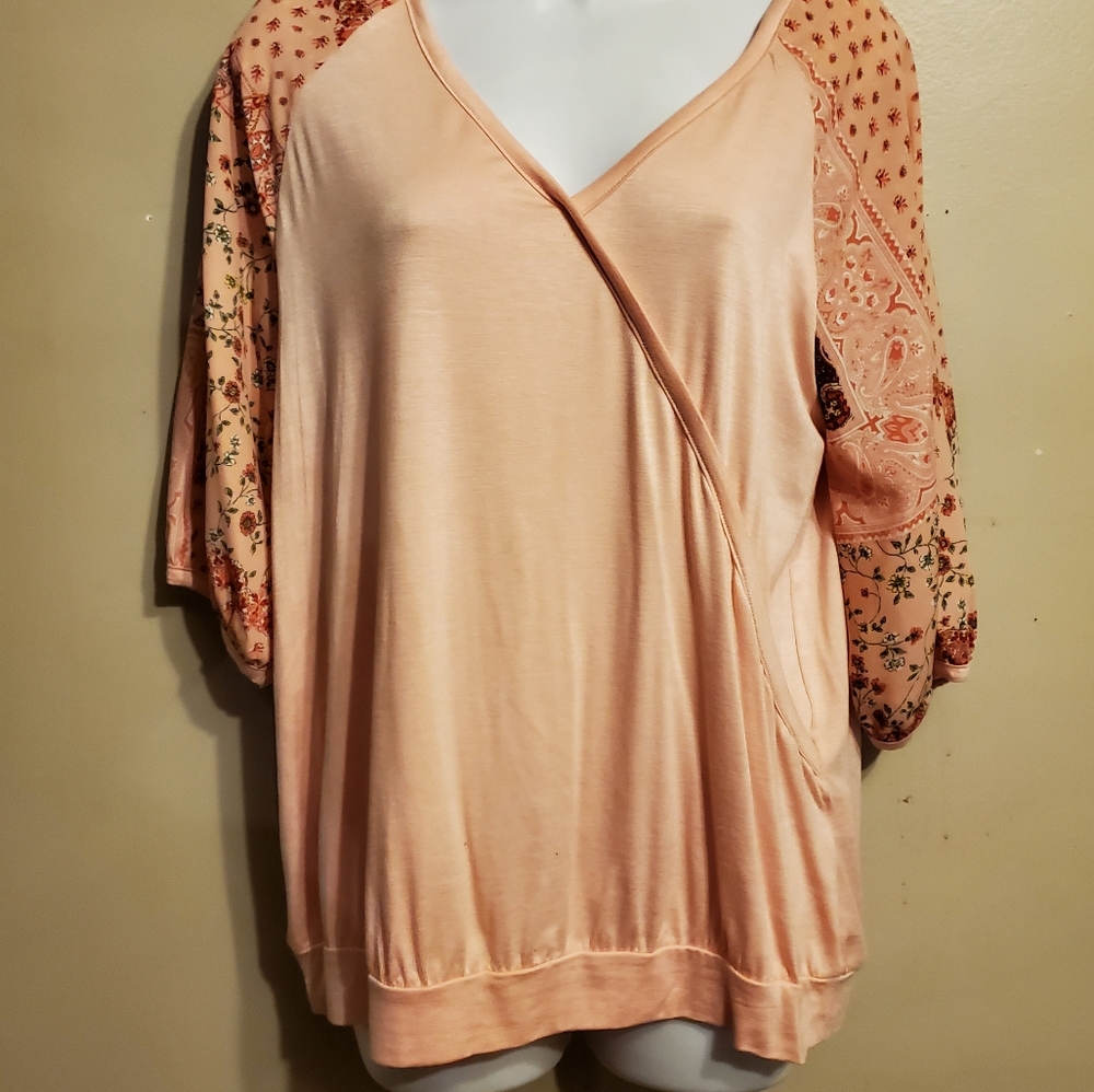 Stolen by CountySeller1 NWT Blush short sleeve top w/ floral details S-M-L - Picture 6 of 8